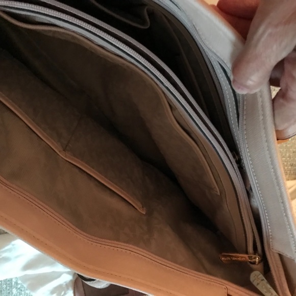 Micheal Kors tote - Picture 5 of 8